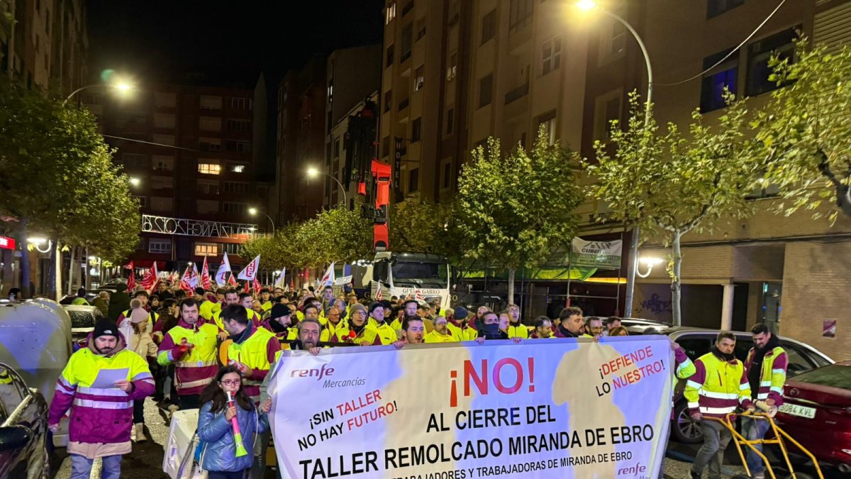 Manifestación en Miranda contra el cierre del taller de Remolcado de Renfe.