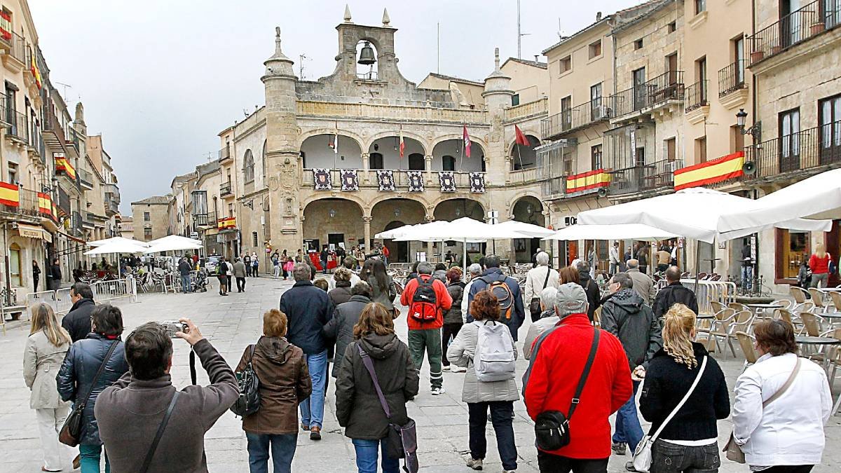 Turistas en Plaza Mayor de Ciudad Rodrigo en una foto de archivo.