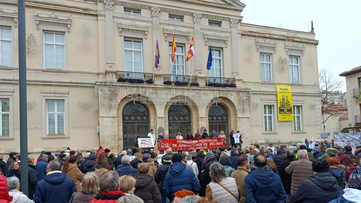 Concentración vecinal en la Plaza Mayor