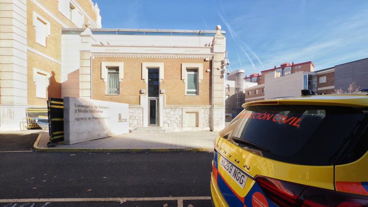 Un coche de Protección Civil aparcado en el centro coordinador de emergencias de Castilla y León.