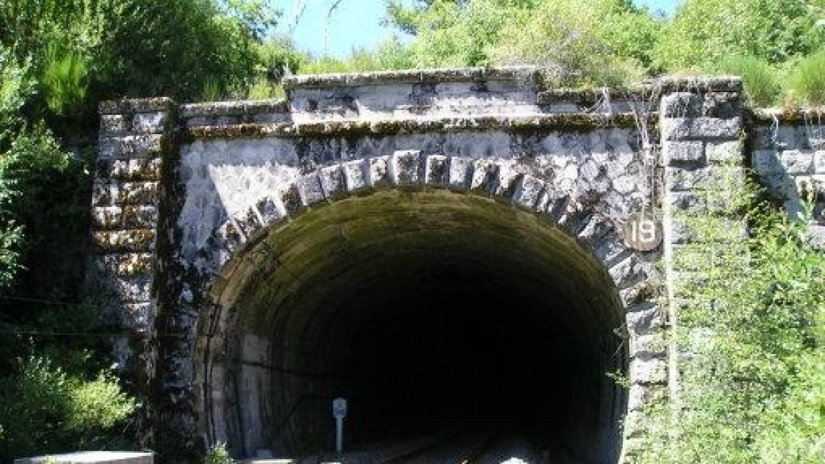 Una de las entradas al túnel ferroviario de Padornelo.