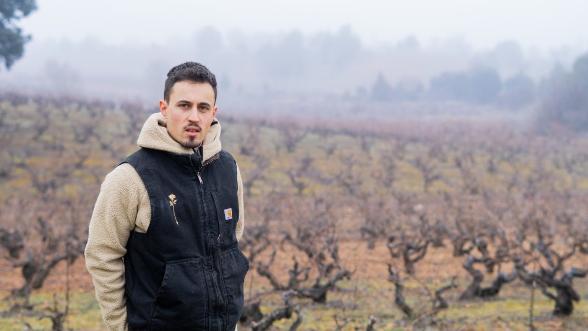 Rodrigo Martínez Martínez posa en sus viñedos.