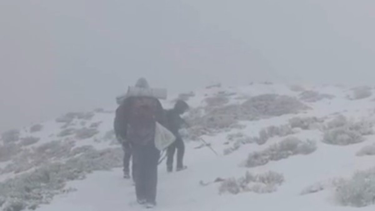 Rescatados cuatro montañeros con hipotermia tras un operativo de más de seis horas en Sierra de Gredos.