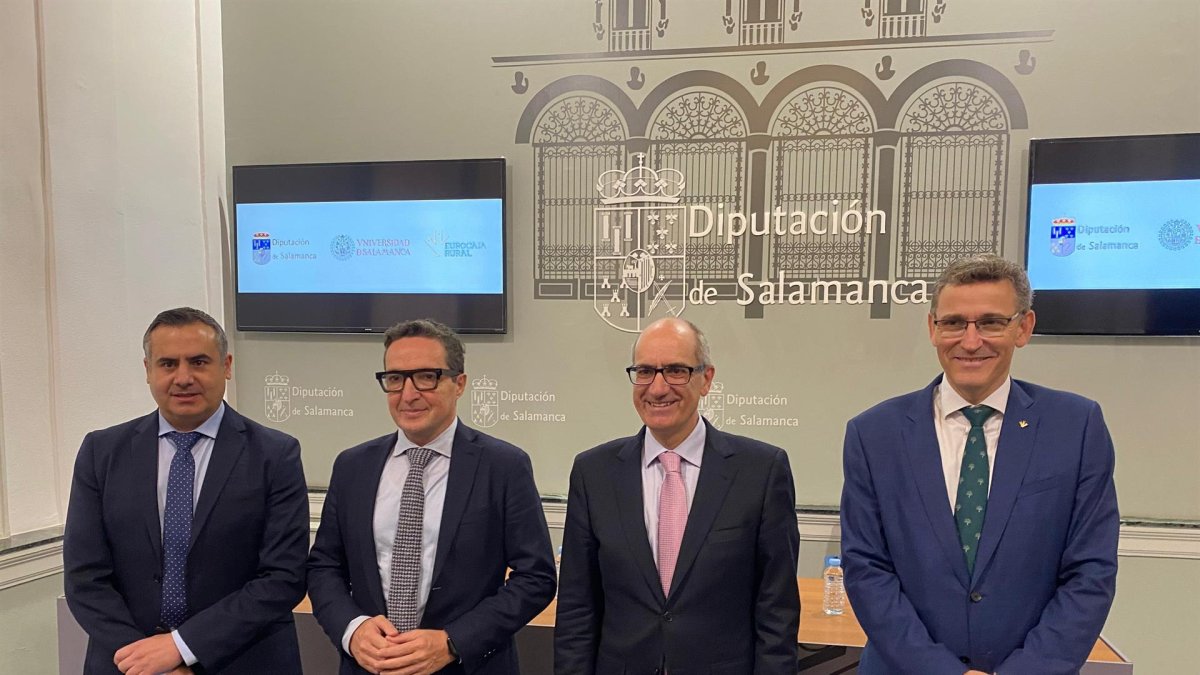 El diputado de Empleo, Antonio Labrador; el rector de la Usal, Juan Manuel Corchado; el presidente de la Diputación, Javier Iglesias; y el director general de Eurocaja Rural, Víctor Manuel Martín.