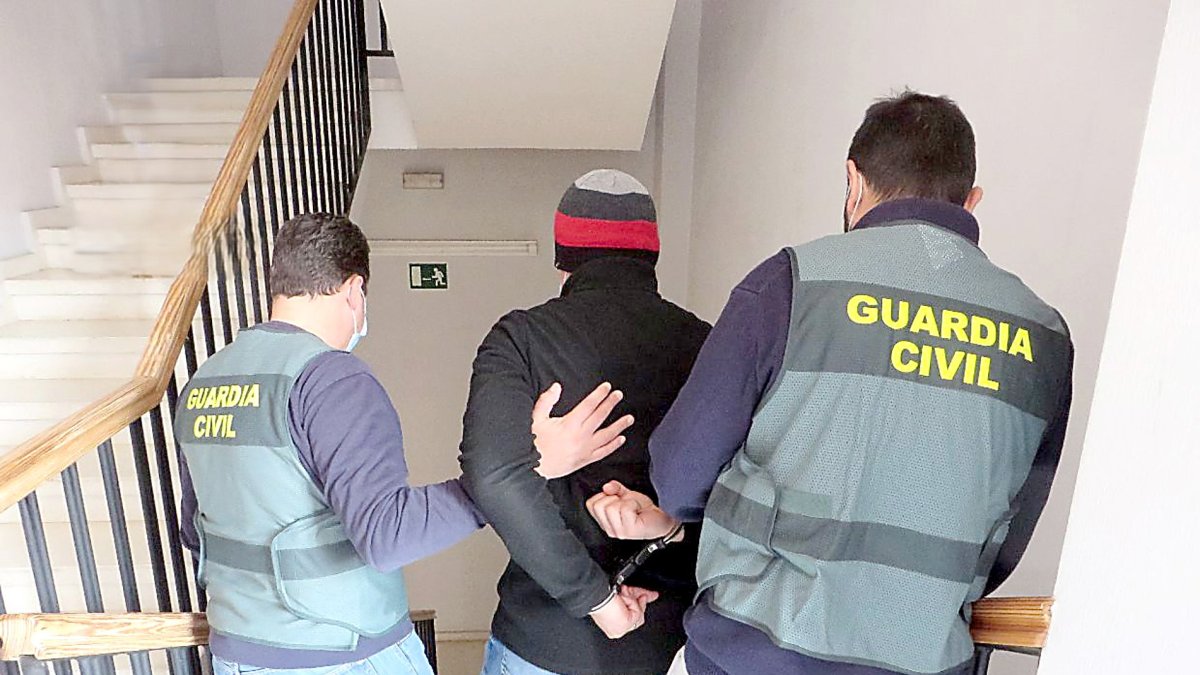 Agentes de la Benemérita capturan a un prófugo de la justicia en Salamanca, en una foto de archivo.