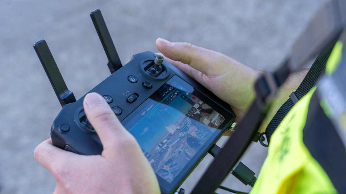 Una persona controlando un dron, en una imagen de archivo.