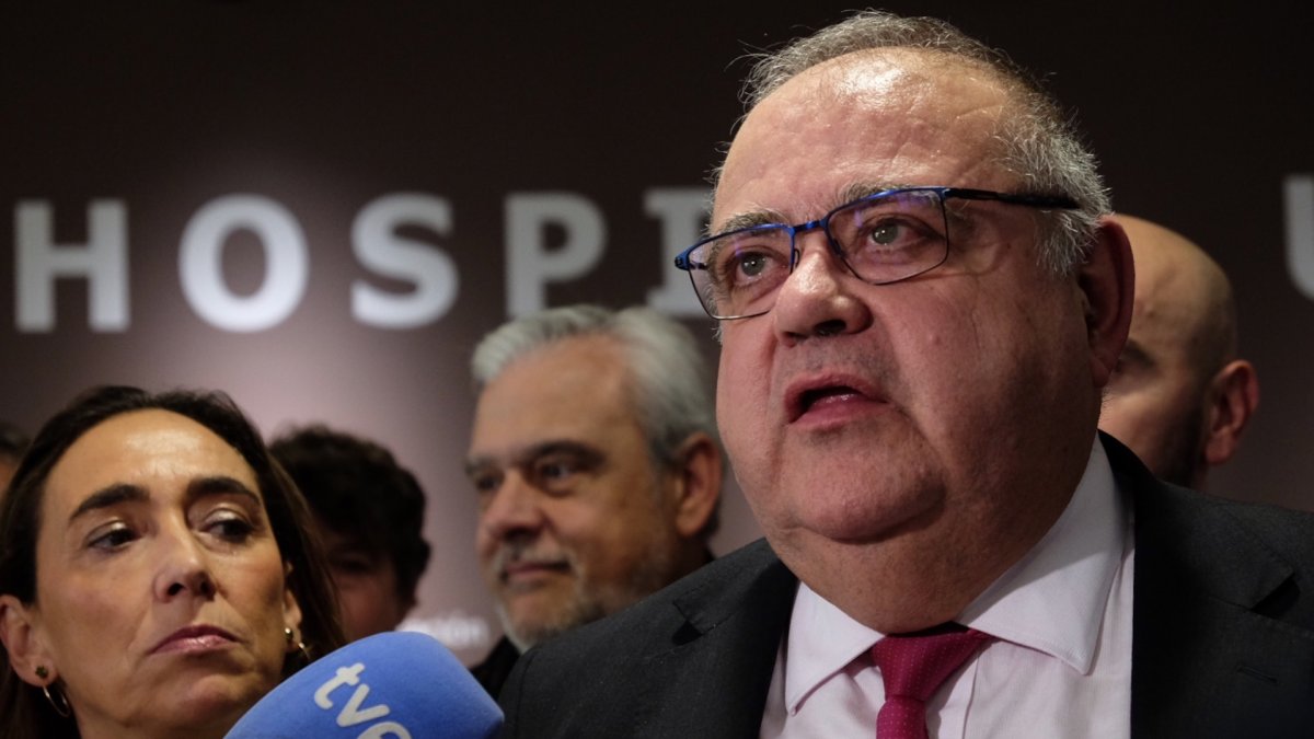 El consejero de Sanidad, Alejandro Vázquez, visita el bloque de consultas externas del Hospital Universitario de Salamanca.