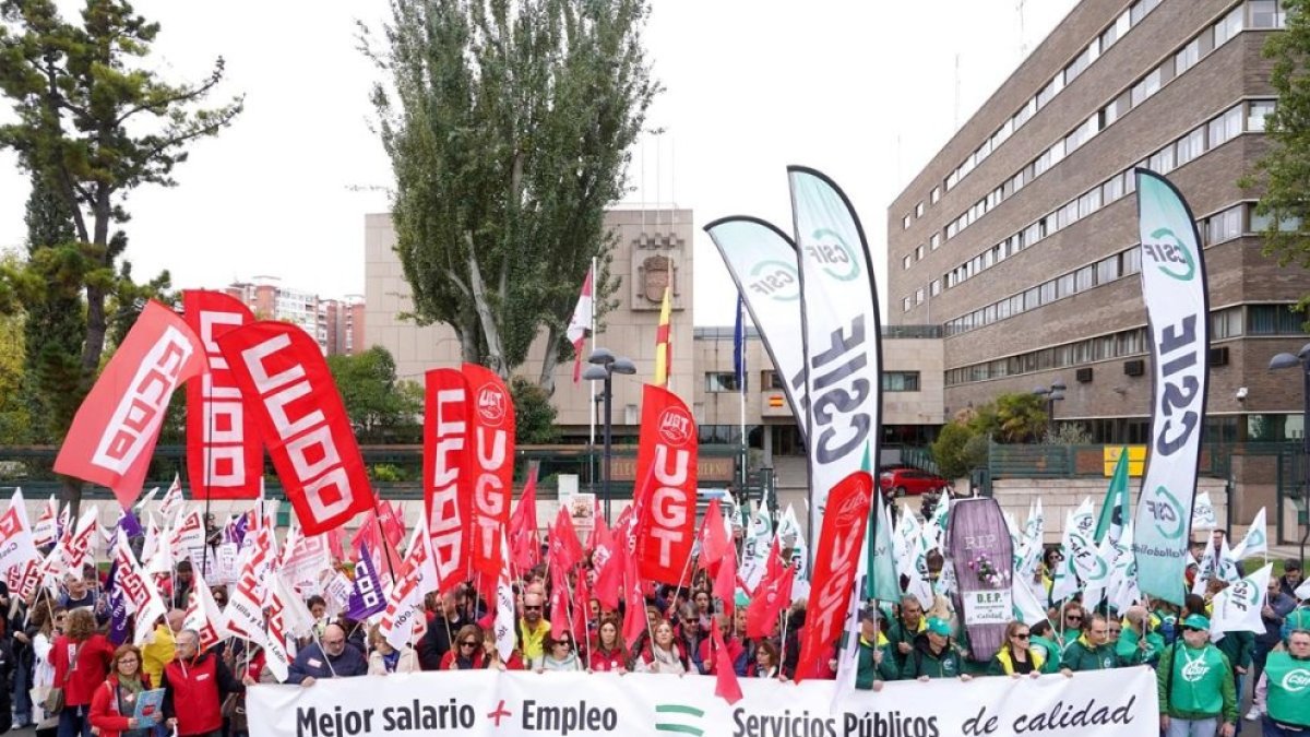 Una concentración de los sindicatos en Valladolid en defensa de mejoras para los empleados públicos en una imagen de archivo
