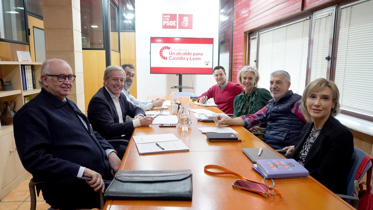 La secretaria de Vivienda del PSOE de Castilla y León, Ana Casado, tras la reunión con la Confederación Nacional de la Construcción (CNC).
