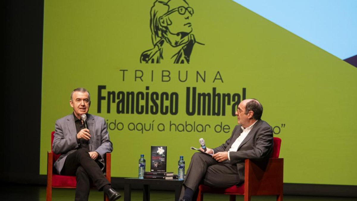 Lorenzo Silva y Manuel Llorente durante el diálogo