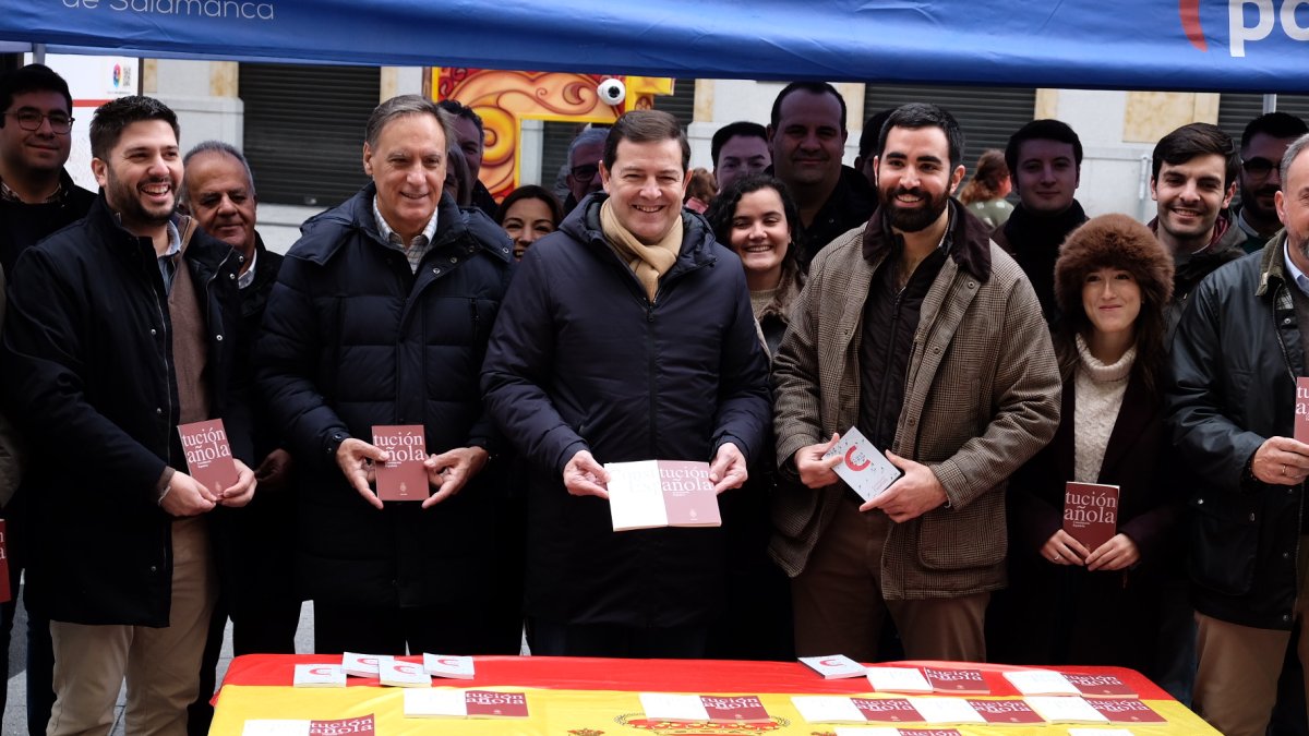 Alfonso Fernández Mañueco participa en el acto tradicional de conmemoración de la Constitución Española de NNGG de Salamanca.