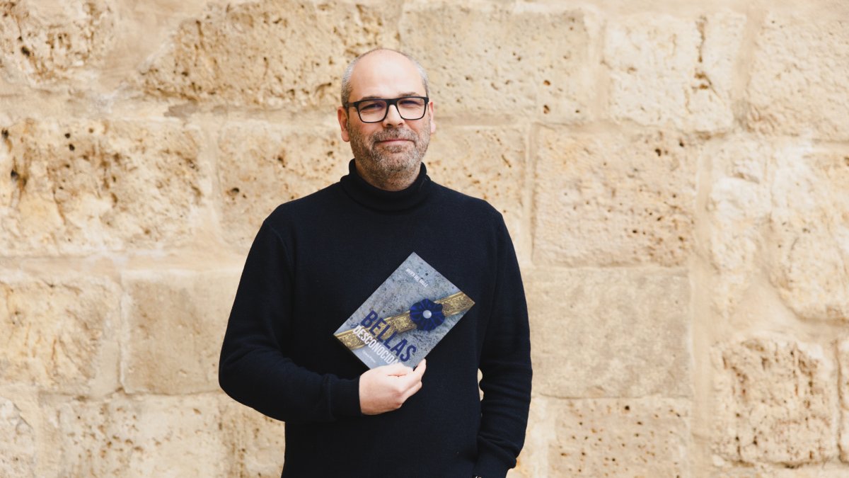 Javier presenta su libro “Bellas y Desconocidas”