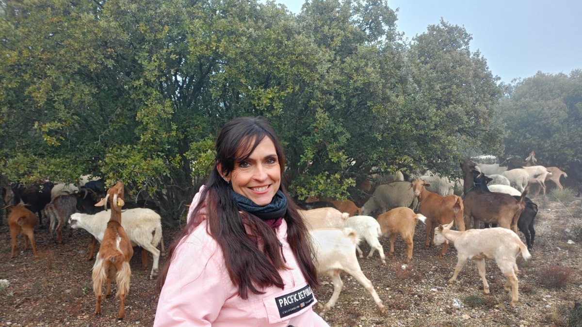 Isabel Gómez posa con sus animales