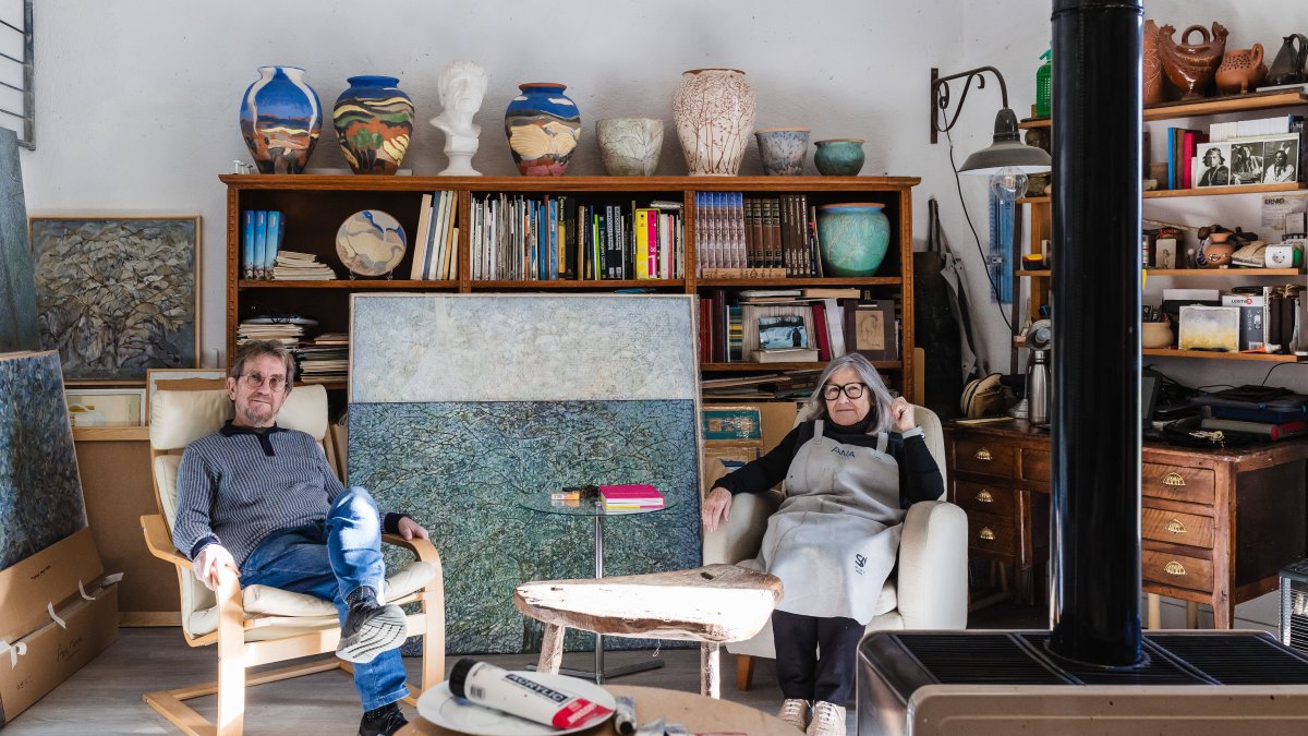 Los pintores Ana Morales y Amador P. Calvet en su estudio de la localidad soriana de Mazaterón