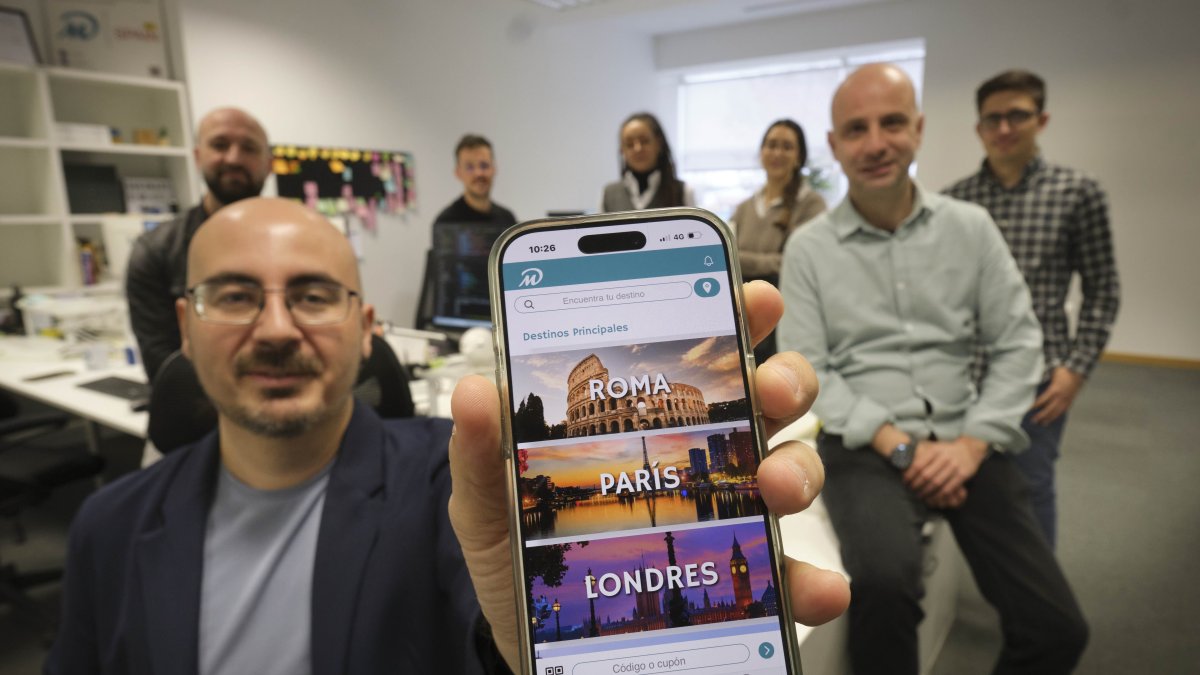 Ricardo Hernández, Luis Vaquero y Sebastián de Prada junto con el resto del equipo de DareMapp