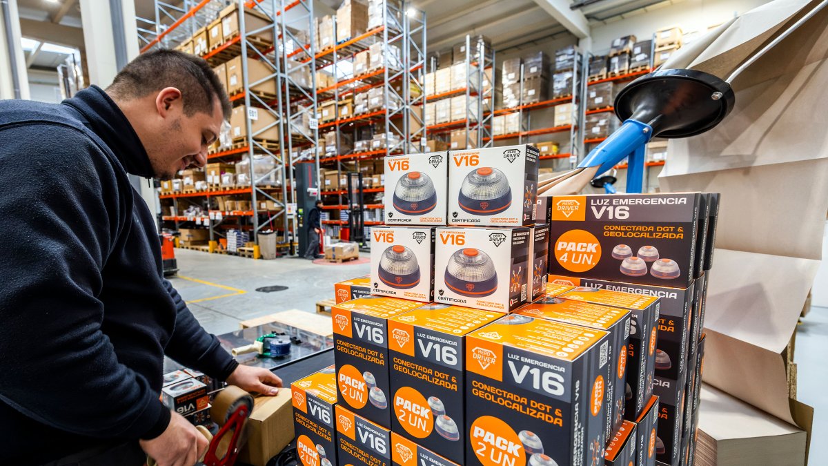 Uno de los cinco operadores prepara un pedido