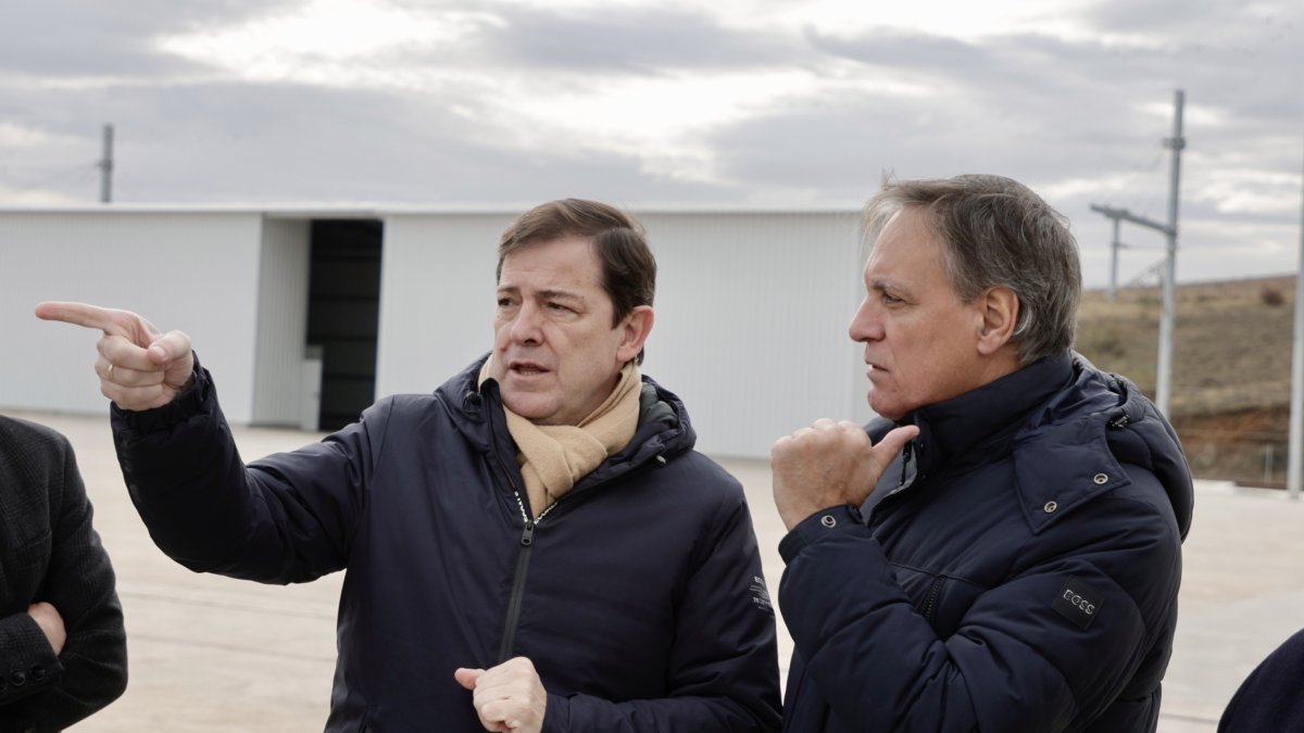 Alfonso Fernández Mañueco y Carlos García Carbayo en el puerto seco de Salamanca.