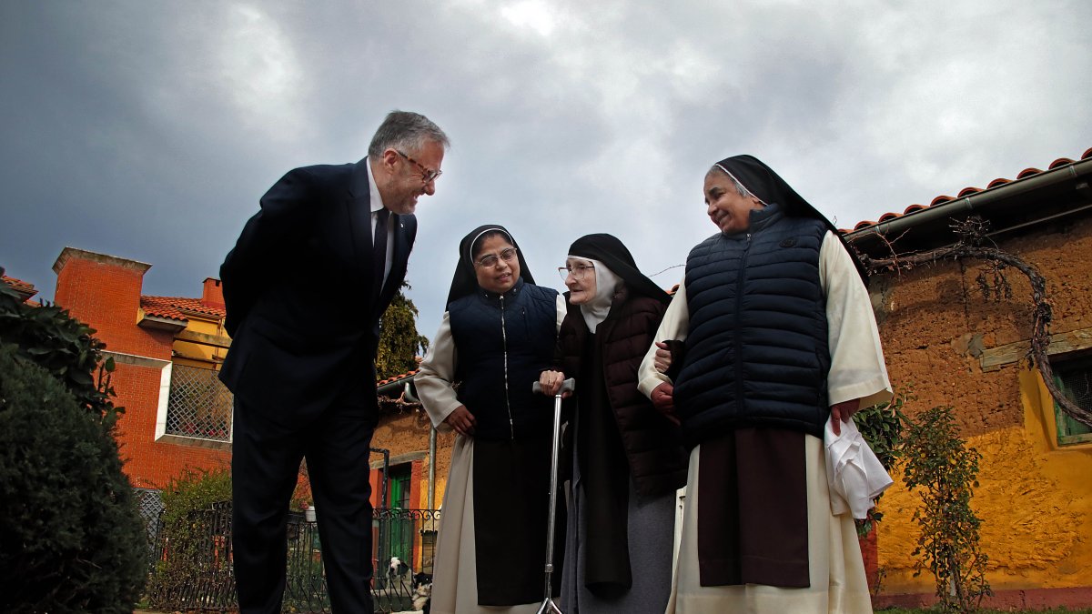 El presidente de las Cortes y de la Fundación de Castilla y León, Carlos Pollán, presenta la feria de convento ‘Dulce Tentación’