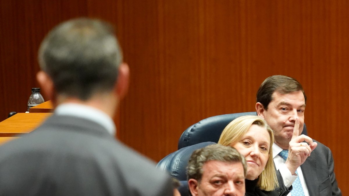 El presidente de la Junta de Castilla y León, Alfonso Fernández Mañueco, en el pleno de las Cortes.