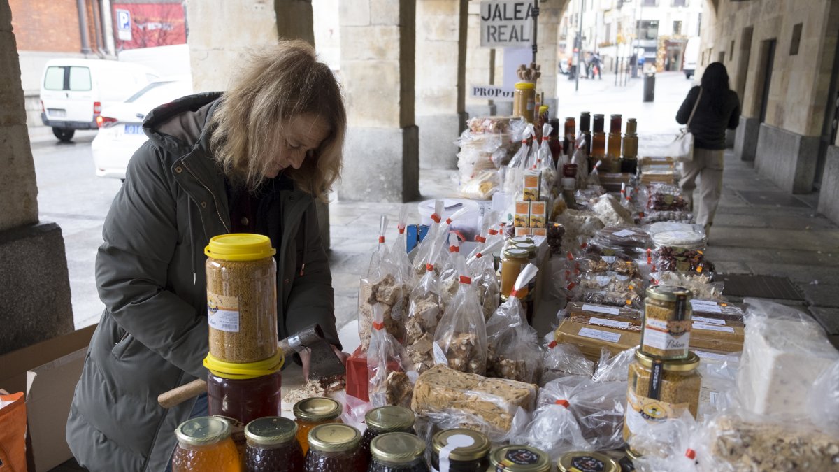 Las turroneras de La Alberca en los soportales de la Plaza Mayor de Salamanca