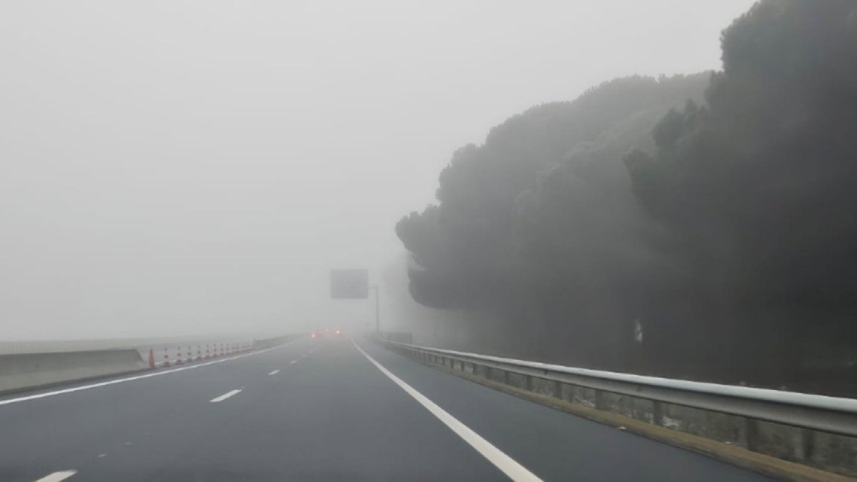 Tramo de autovía afectada por la niebla en una imagen de archivo