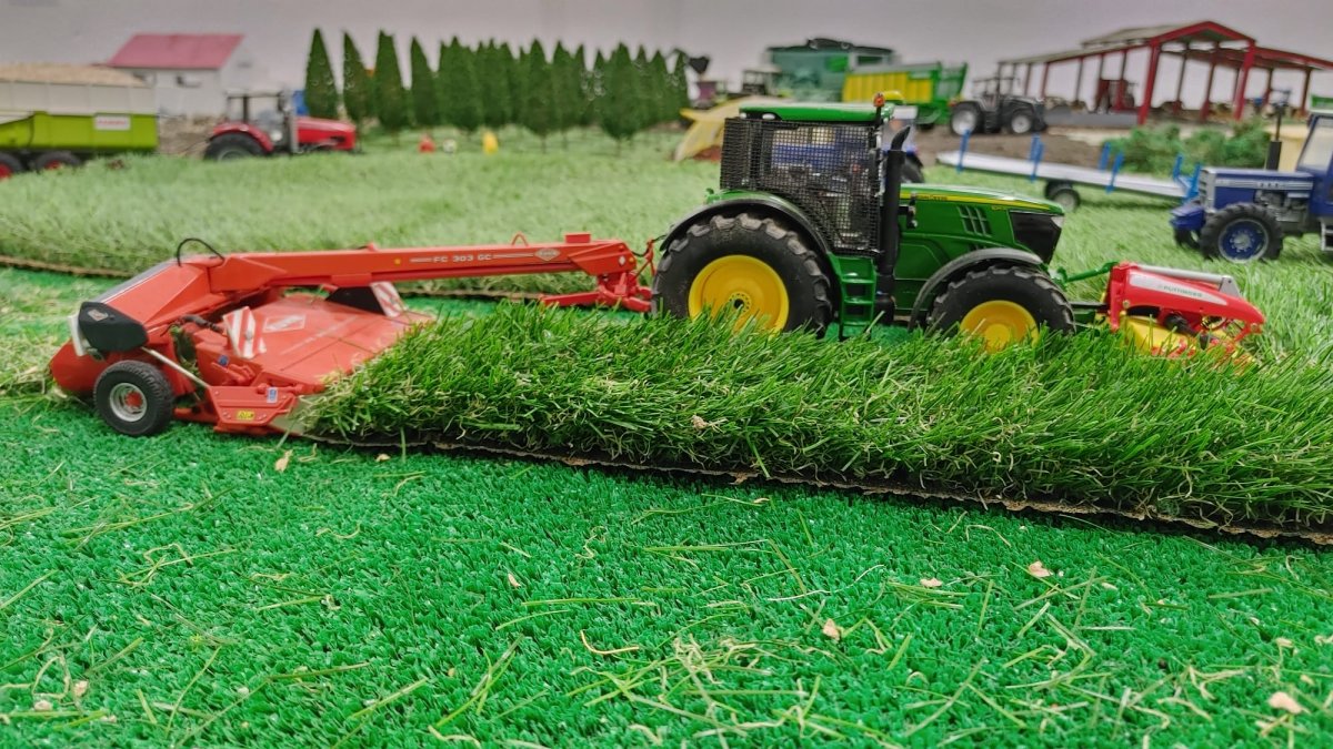Muestra de maquinaria agrícola en miniatura en Villamartín de Campos.