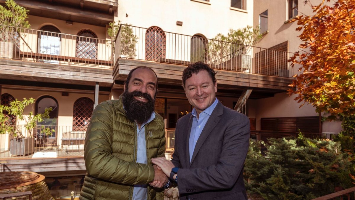 Enrique Domínguez, CEO y cofundador de Gaiarooms  y Gerardo Cuartero, director territorial de CaixaBank en Castilla y León.