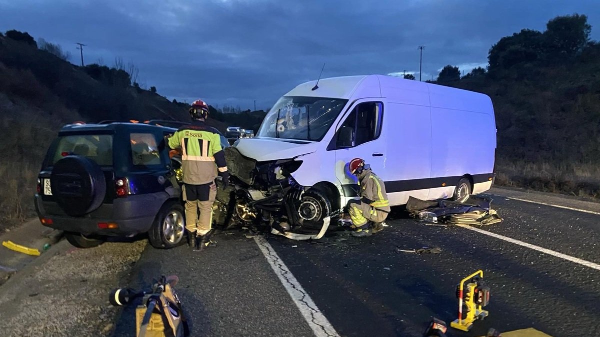 Intervención de los bomberos tras el accidente.