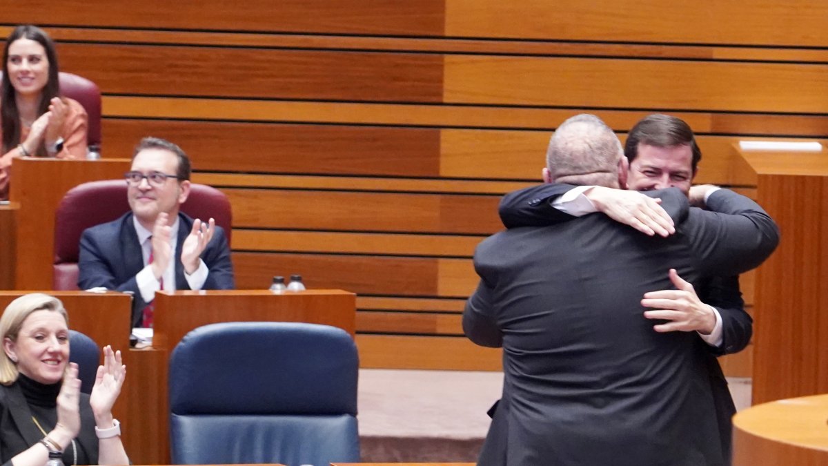 El presidente de la Junta, Alfonso Fernández Mañueco, abraza al consejero de Sanidad, Alejandro Vázquez, tras la aprobación de la ley.