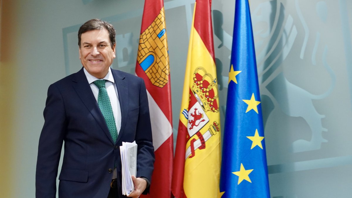 El consejero de Economía y Hacienda y portavoz, Carlos Fernández Carriedo, comparece en rueda de prensa posterior al Consejo de Gobierno.