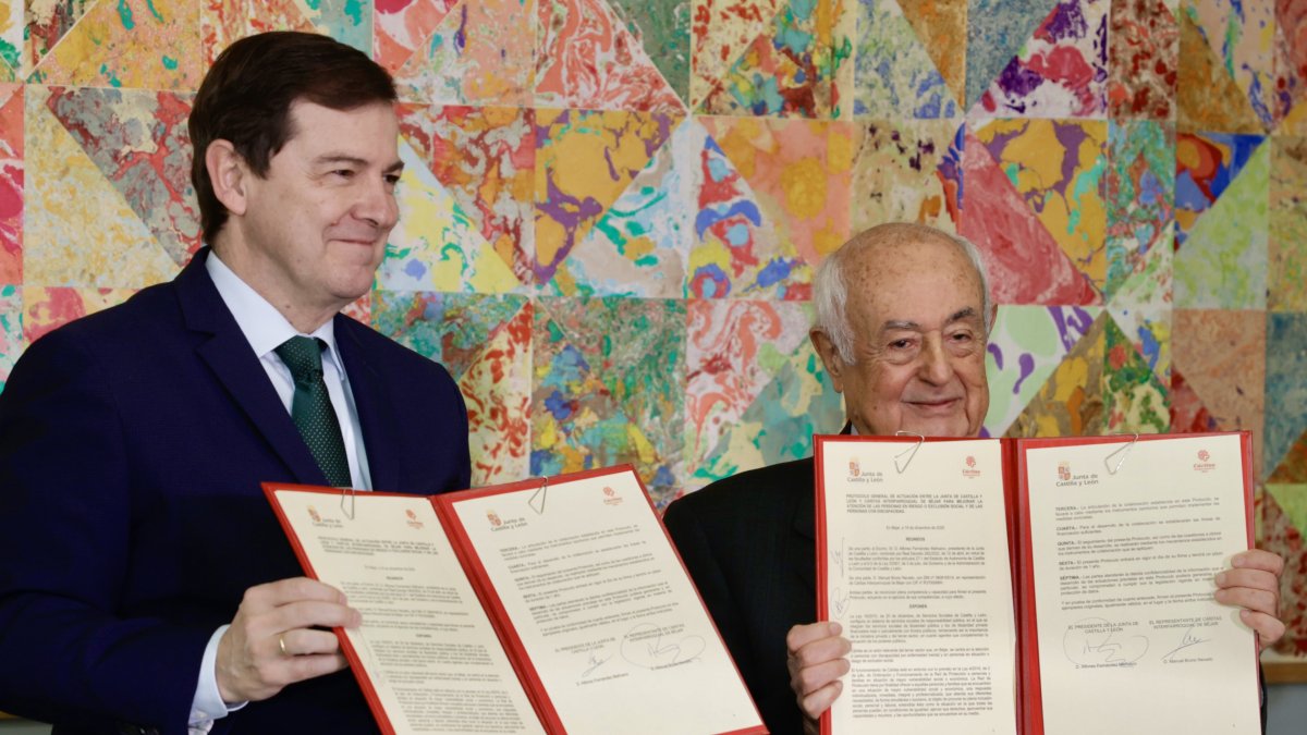 El presidente de la Junta de Castilla y León, Alfonso Fernández Mañueco, firma un protocolo de colaboración con Cáritas Interparroquial de Béjar.