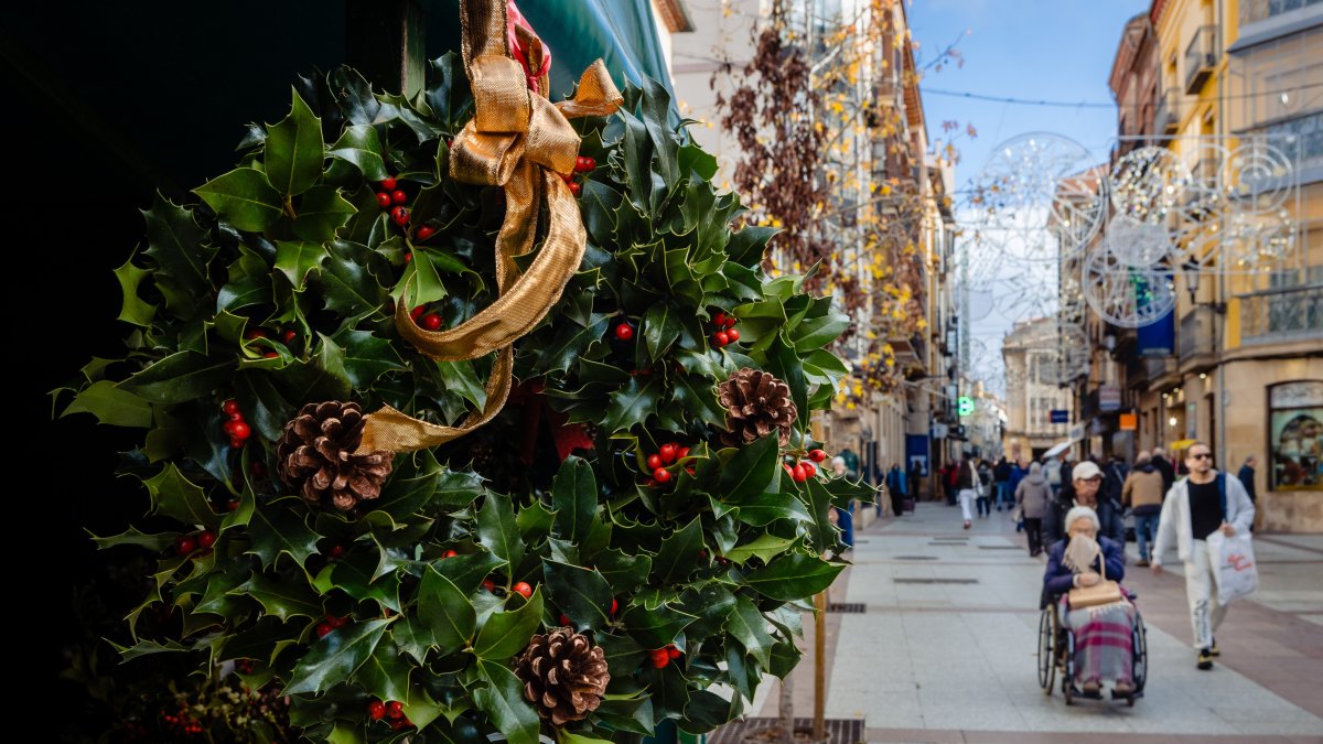 Venta de centros artesanos de acebo en una calle comercial de Soria