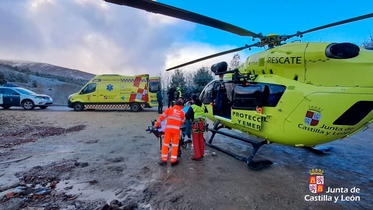 Rescate de una montañera herida en Pineda de la Sierra
