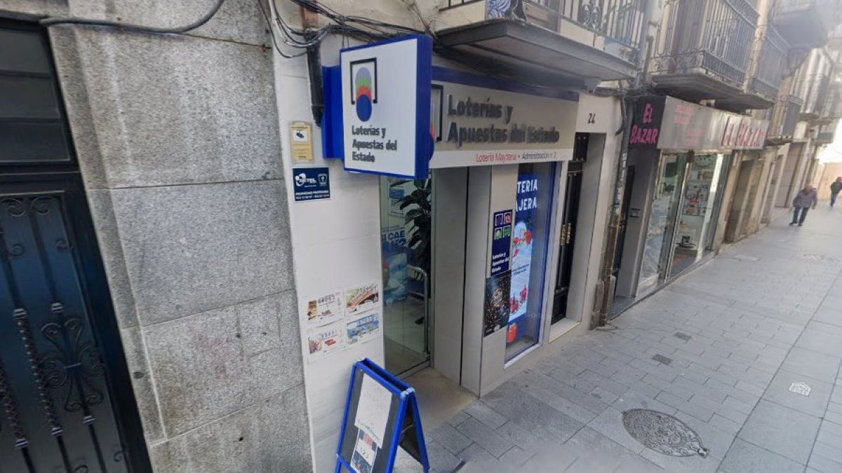 Administración de Loterías situada en la calle Mayor de Reinoso, número 24