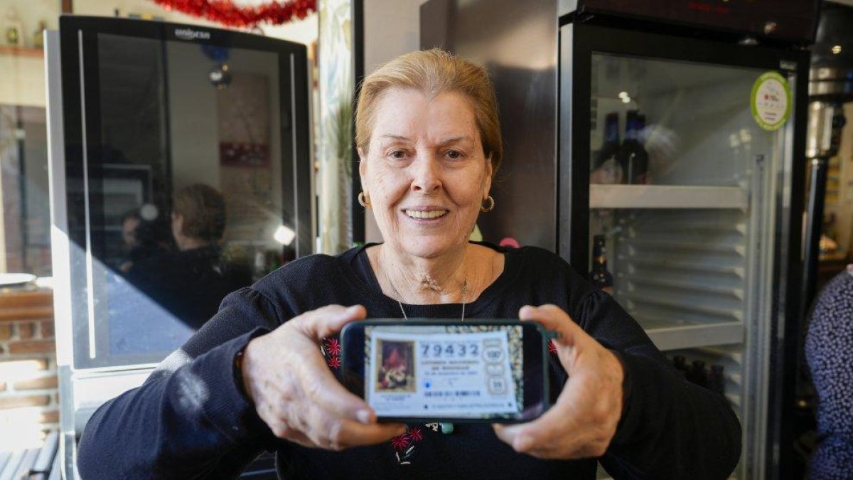 Tina, propietaria del restaurante el Leonés de Marbella posa con un décimo del Gordo del Sorteo Extraordinario de la Lotería de Navidad