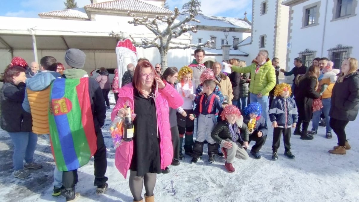 Miembros de la Comisión de Festejos de Villamanín celebran el premio del Gordo de Navidad
