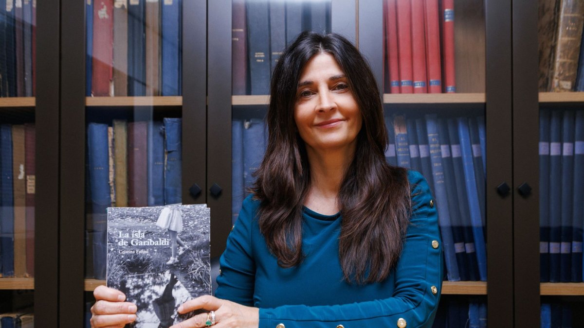 La periodista del Diario de León, Cristina Fanjul, posa con su novela ‘La isla de Garibaldi’