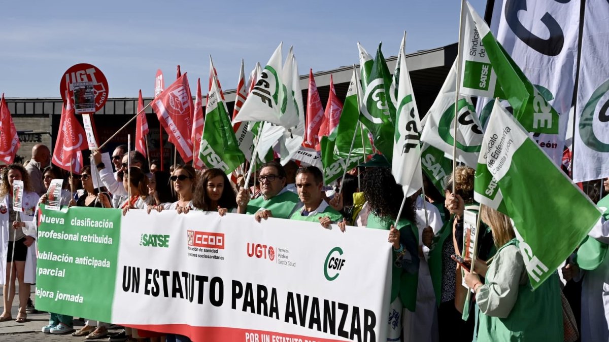 Imagen de archivo de organizaciones sindicales en la concentracion frente al Hospital de León para rechazar el bloqueo del Ministerio de Sanidad a la negociación de la reforma del estatuto marco.