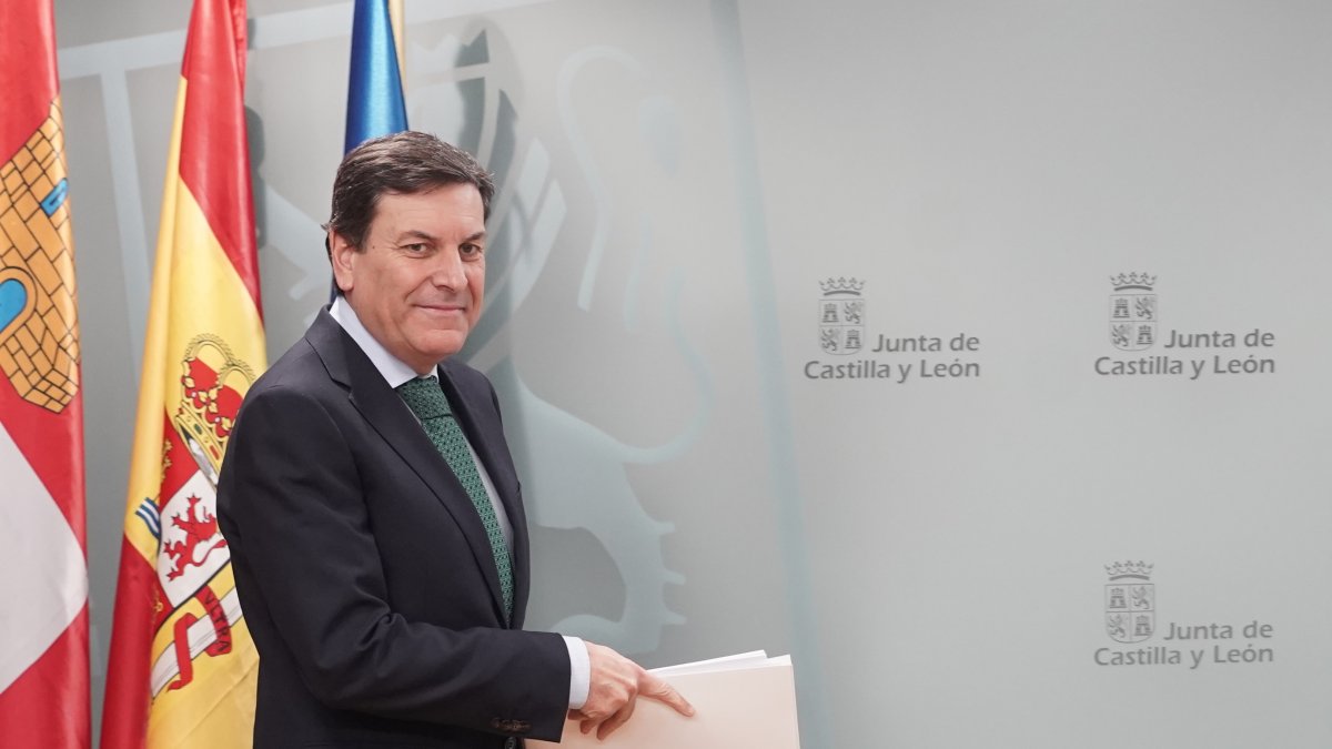 El consejero de Economía y Hacienda y portavoz, Carlos Fernández Carriedo, comparece en rueda de prensa posterior al Consejo de Gobierno.