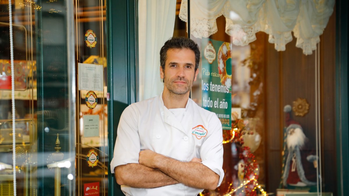 Sergio González dueño de la Confitería Conrado en La Bañeza en León