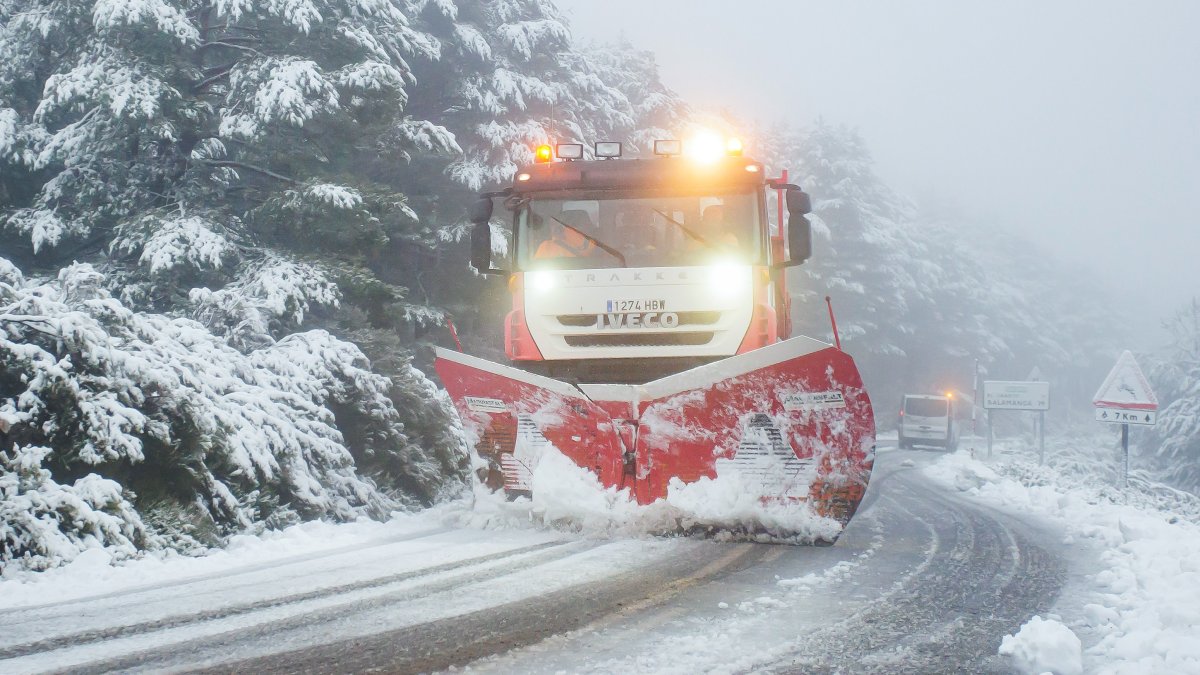 Una máquina quitanieves despeja la carretera de acceso a la Peña de Francia, en la provincia de Salamanca, tras las nevadas registradas en la zona.