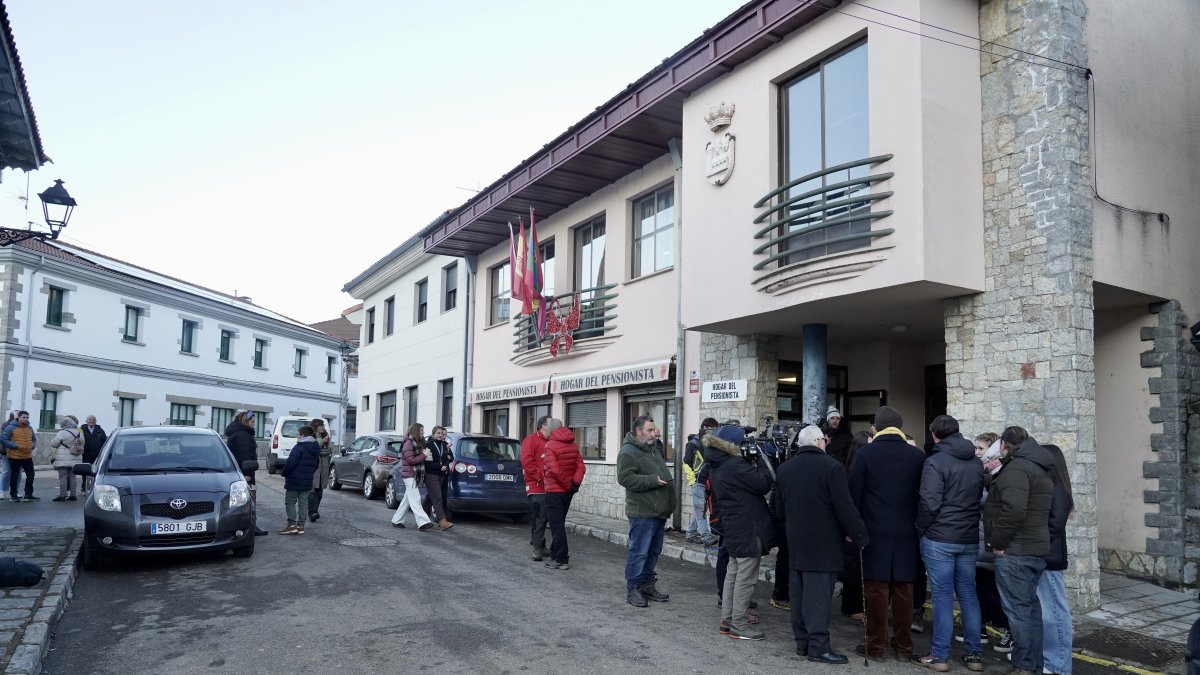 Reunión entre la Comisión de Fiestas de Villamanín y los vecinos premiados con el gordo de la Lotería de Navidad.
