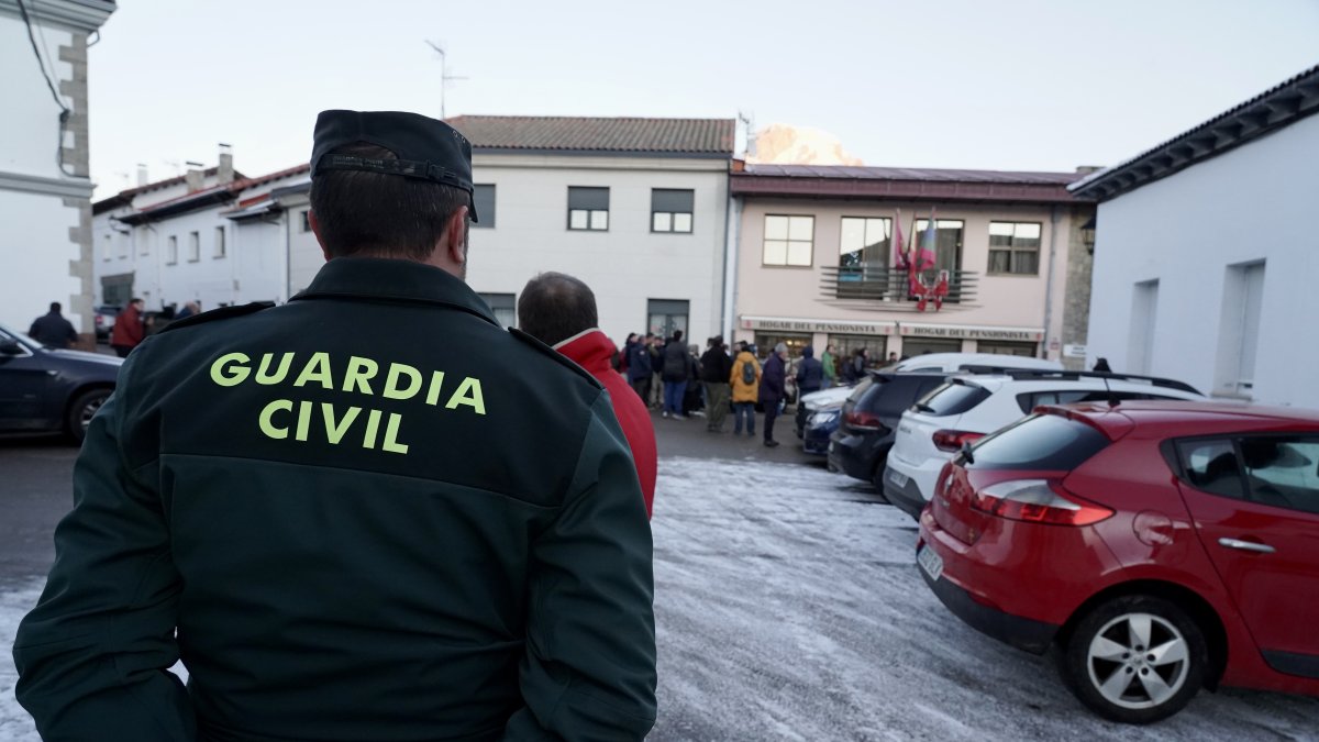 Reunión entre la Comisión de Fiestas de Villamanín y los vecinos premiados con el gordo de la Lotería de Navidad