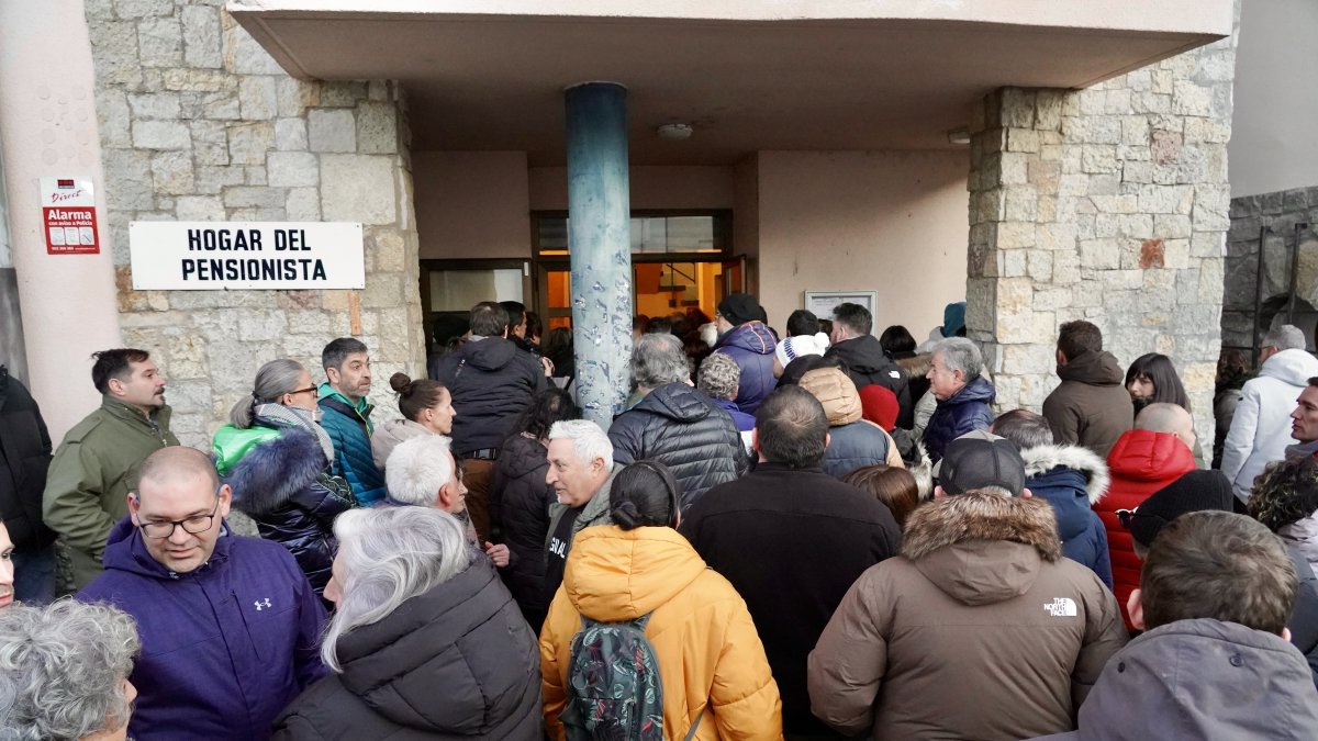 Reunión entre la Comisión de Fiestas de Villamanín y los vecinos premiados con el gordo de la Lotería de Navidad