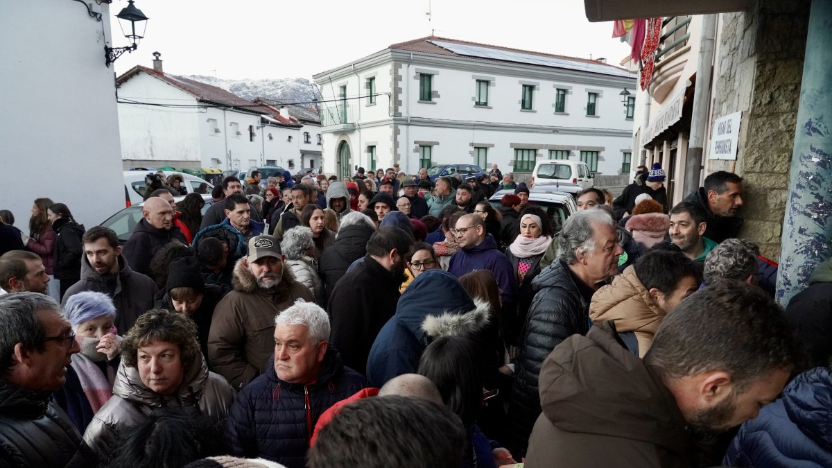 Reunión entre la Comisión de Fiestas de Villamanín y los vecinos premiados con el gordo de la Lotería de Navidad
