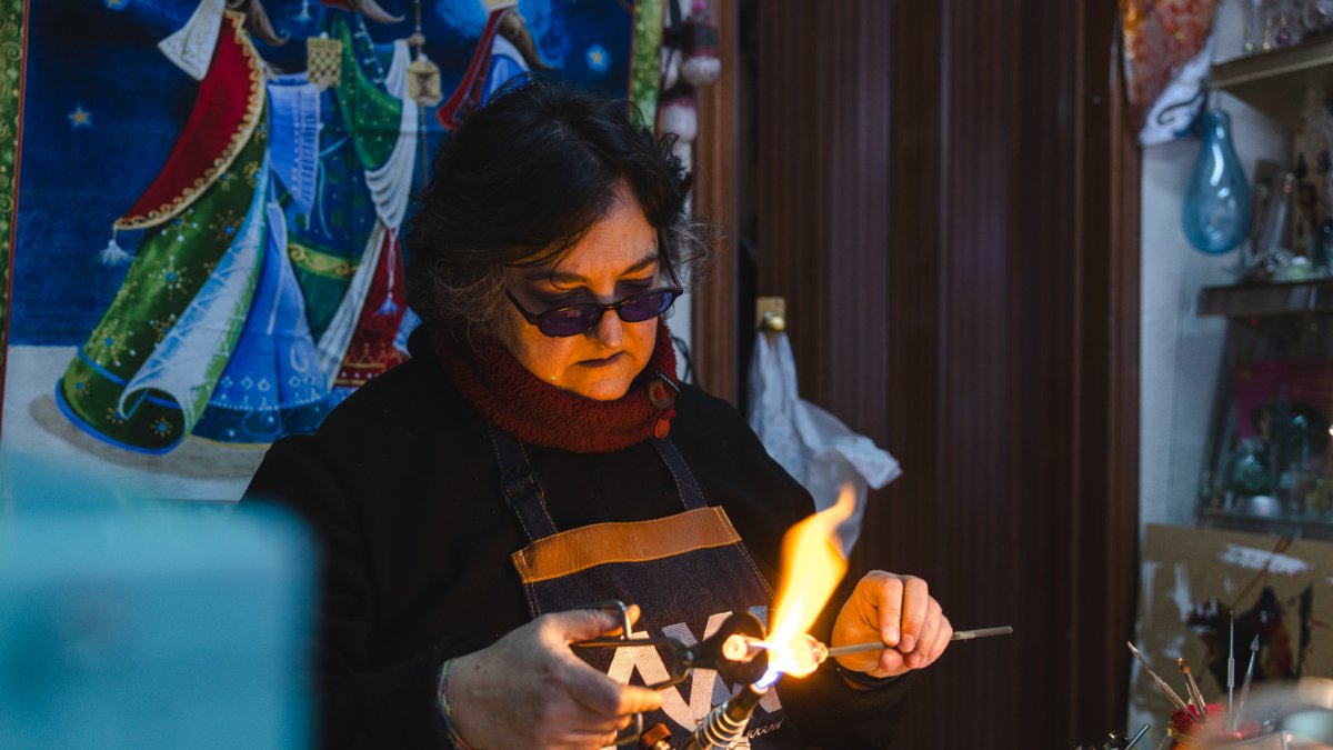 Ana Llavador, maestra artesana en cristal y vidrio, desde Guardo