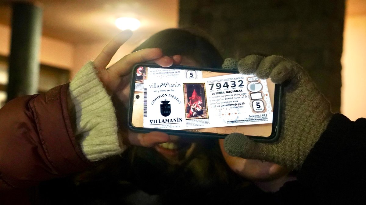 Reunión entre la comisión de fiestas de Villamanín y los vecinos premiados con el gordo de la Lotería de Navidad.