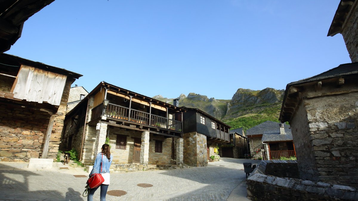 Viviendas en la Tebaida Berciana, área declarada Bien de Interés Cultural de Castilla y León en 1969.