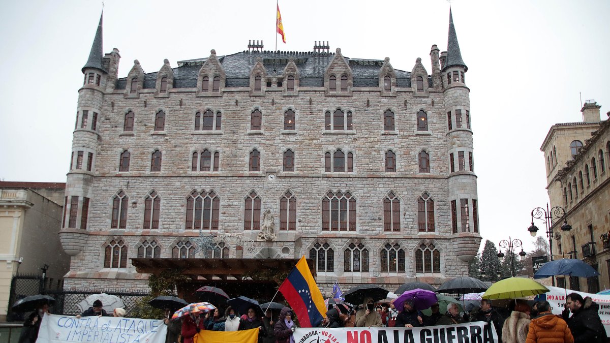 Manifestación en León en solidaridad con Venezuela ante el ataque de EEUU