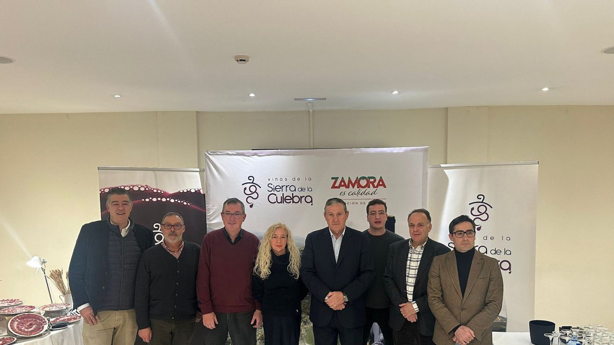 En primer plano, los protagonistas de la primera puesta en escena de los vinos de la Sierra de la Culebra junto Javier Faundez, alistano y presidente de la Diputación de Zamora.